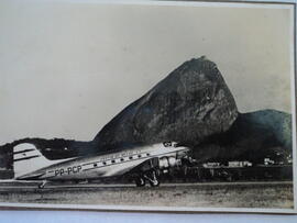 Fotografia da aeronave PP-PCP da Panair do Brasil S. A. no aeroporto Santos Dumont