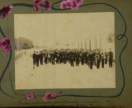 Préstito da Comissão e povo de Corumbá ao túmulo do [saudoso] alferes aluno Francisco B. Horta Barbosa. 1° jan. 1904