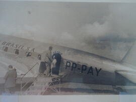Fotografia de embarque de passageiros na aeronave PP-PAY da Panair do Brasil S. A