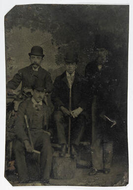 [Retrato do Conselheiro Antônio Ferreira Viana e três rapazes não identificados]