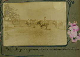 Tropa trazendo gêneros para o acampamento das Peças