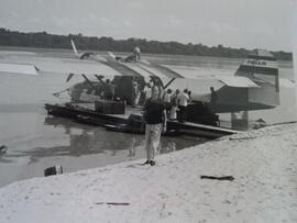Fotografia do embarque de passageiros em hidroavião da Panair em Tefé, no rio Amazonas