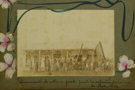 Fincamento do último poste junto a estação provisória de Bella Vista [Bela Vista]