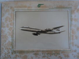 Fotografia de aeronave DC-8da Panair do Brasil S. A., lembrança do primeiro voo transatlântico