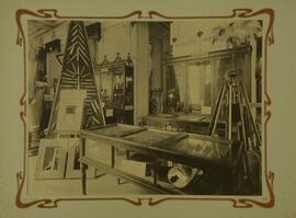 Facas, instrumentos musicais e artigos de couro para viagem, montaria e caça fabricados no RS.  Este último fabricado por José Frederico Gerhardt.